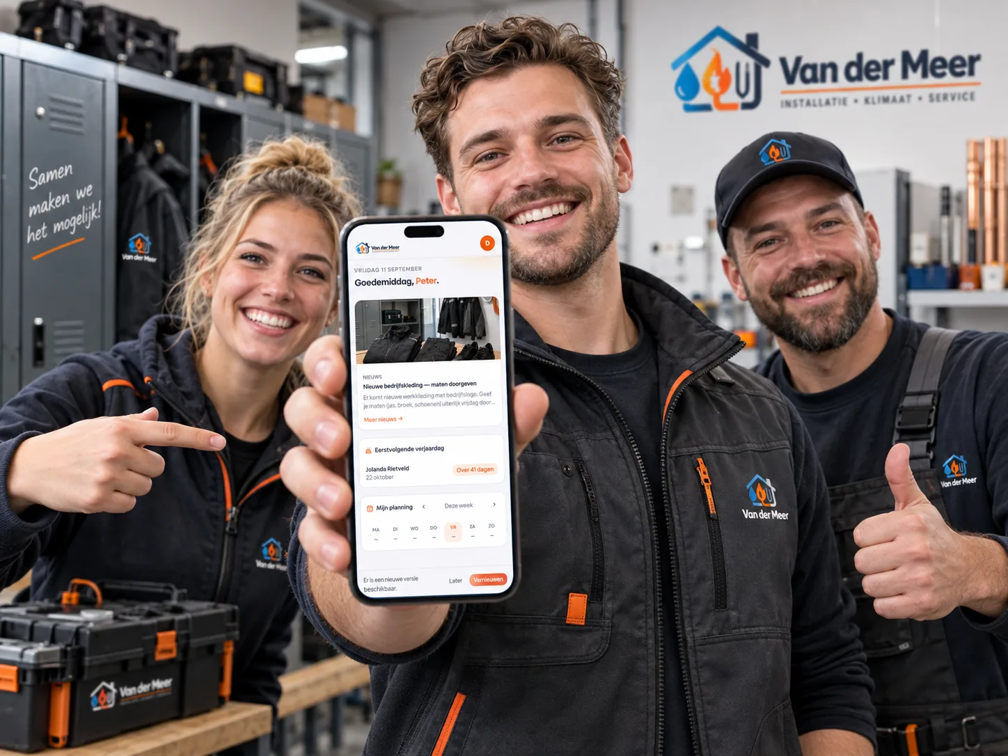 Monteurs van een installatiebedrijf bekijken hun planning in de MijnPloeg-app.